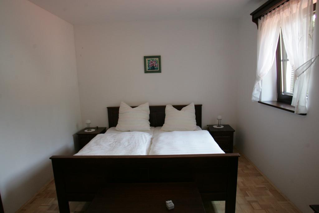 Farm Stay Frank Ozmec Wine And Glamping Estate Лютомер Номер фото